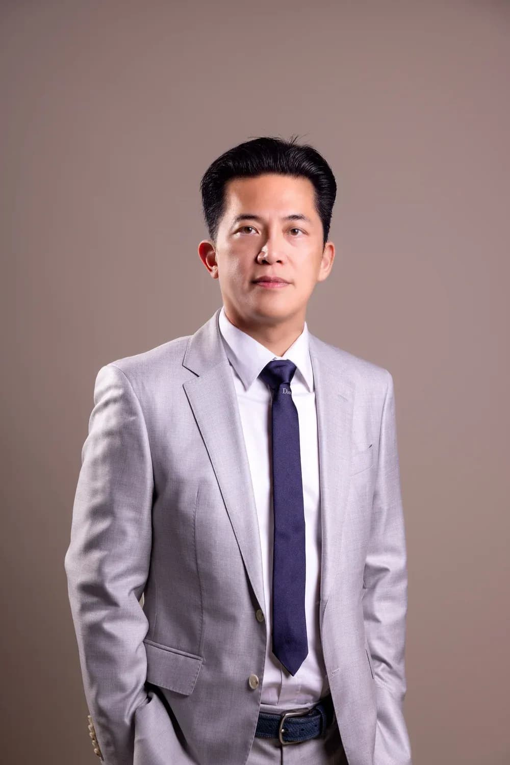 陳力新穿淺灰色西裝的肖像